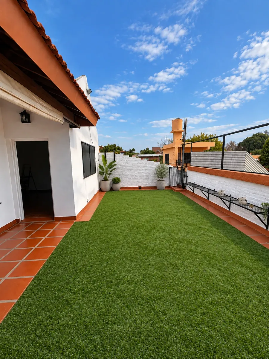 Visualización generada con IA de la terraza con césped sintético y macetas
